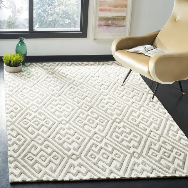 Safavieh Cambridge 4'-0" x 6'-0" Rug in Ivory / Grey