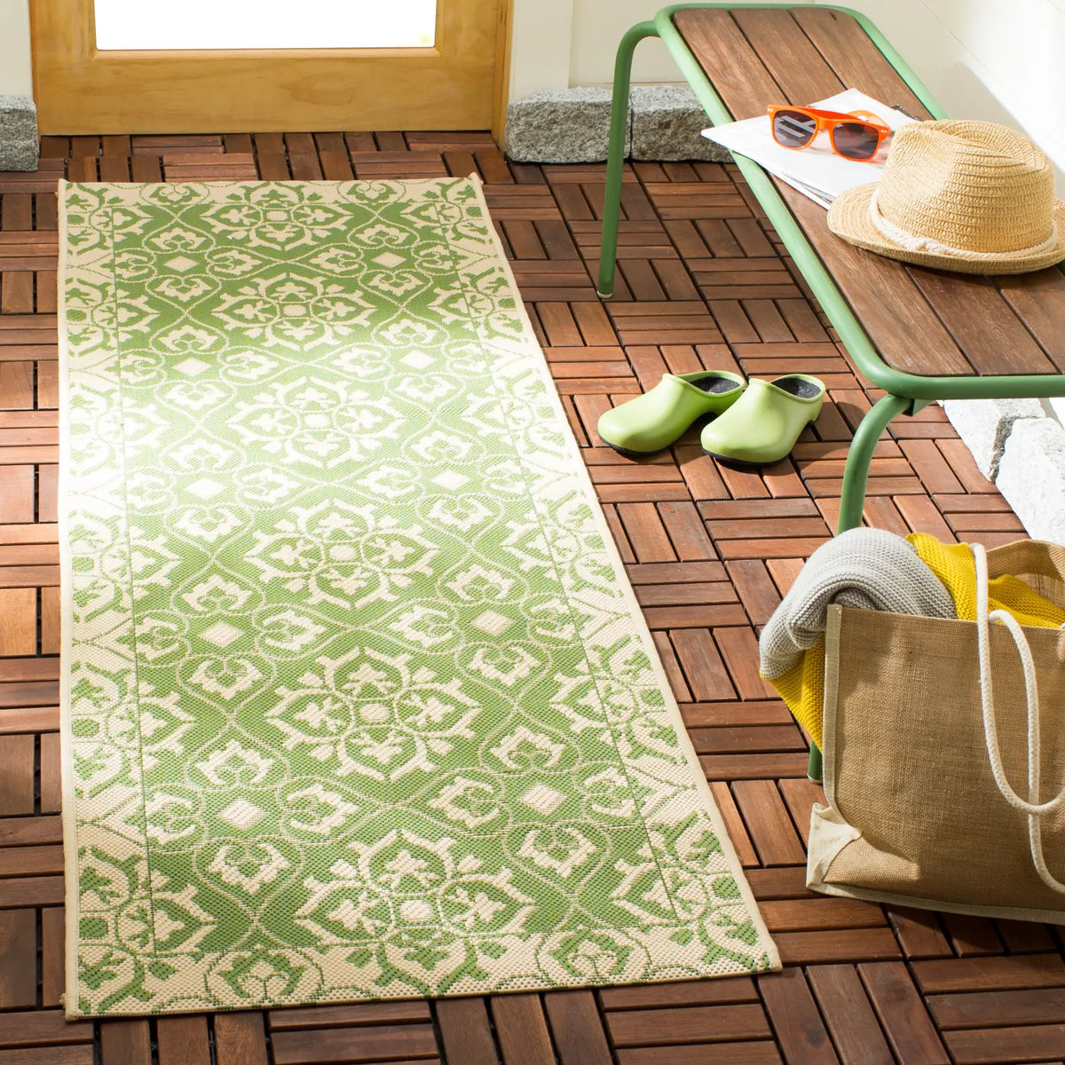 Safavieh Courtyard 2'-3" x 6'-7" Rug in Green / Creme