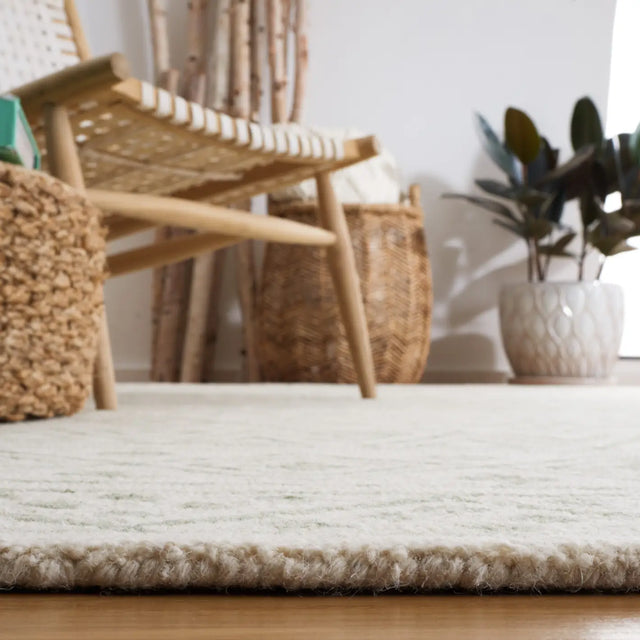 Safavieh Metro 4'-0" x 6'-0" Rug in Ivory / Light Green