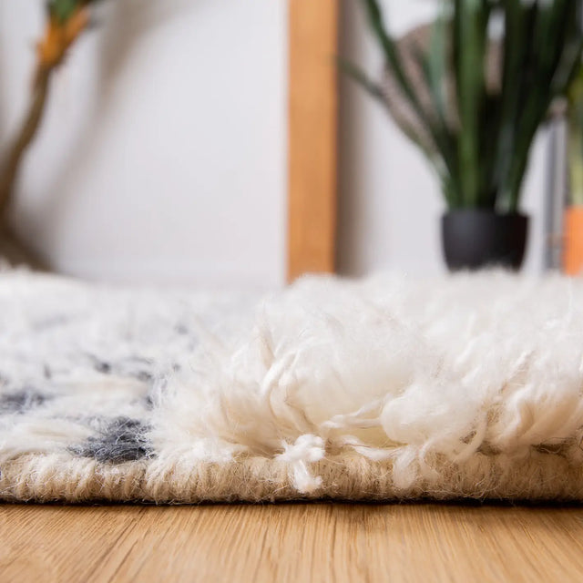 Safavieh Manhattan 4'-0" x 6'-0" Rug in Ivory / Grey