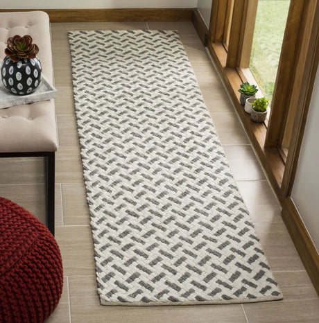 Safavieh Natura 2'-3" x 8'-0" Rug in Grey / Ivory