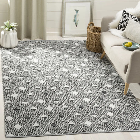 Safavieh Montauk 5'-0" x 8'-0" Rug in Black / Ivory