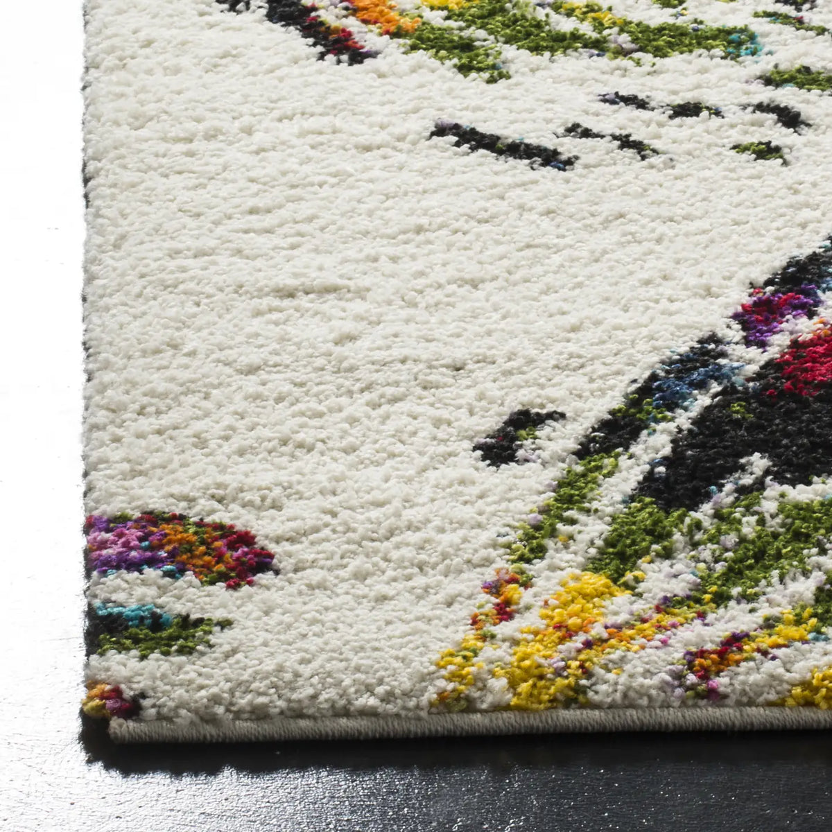 Safavieh Fiesta Shag 4'-0" x 6'-0" Rug in Cream / Multi