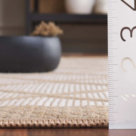 Safavieh Aspect 5'-3" x 7'-6" Rug in Ivory / Natural