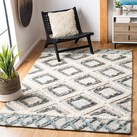 Safavieh Kenya 4'-0" x 6'-0" Rug in Ivory / Grey