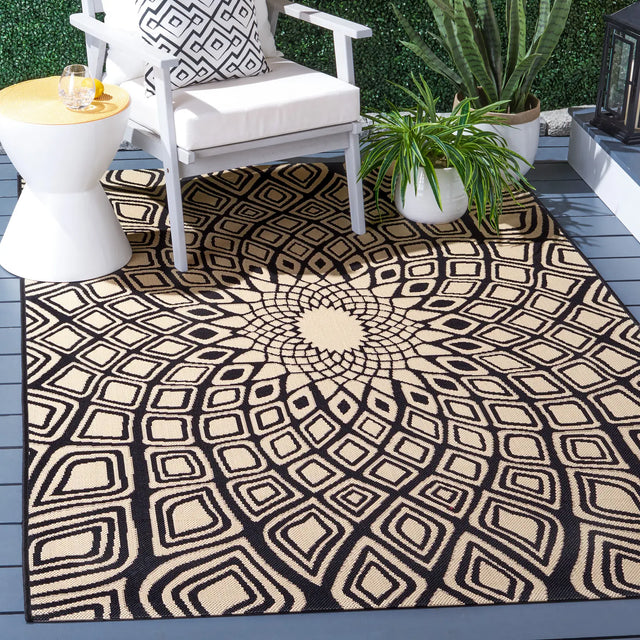Safavieh Courtyard 5'-3" x 7'-7" Rug in Black / Beige