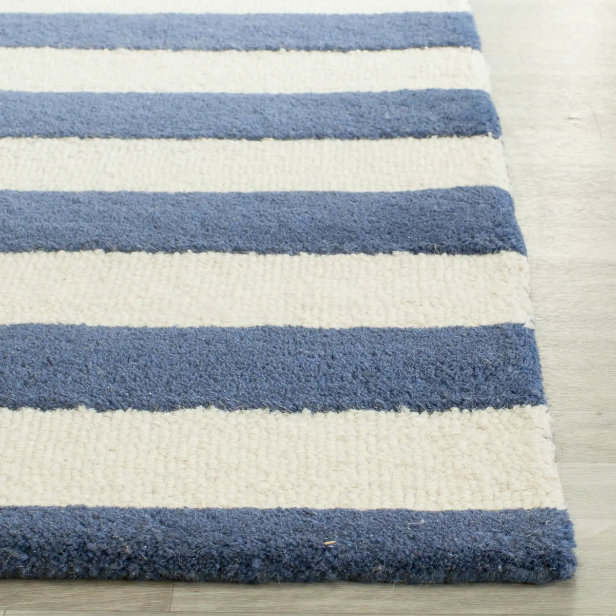 Safavieh Cambridge 2'-6" x 6'-0" Rug in Navy / Ivory