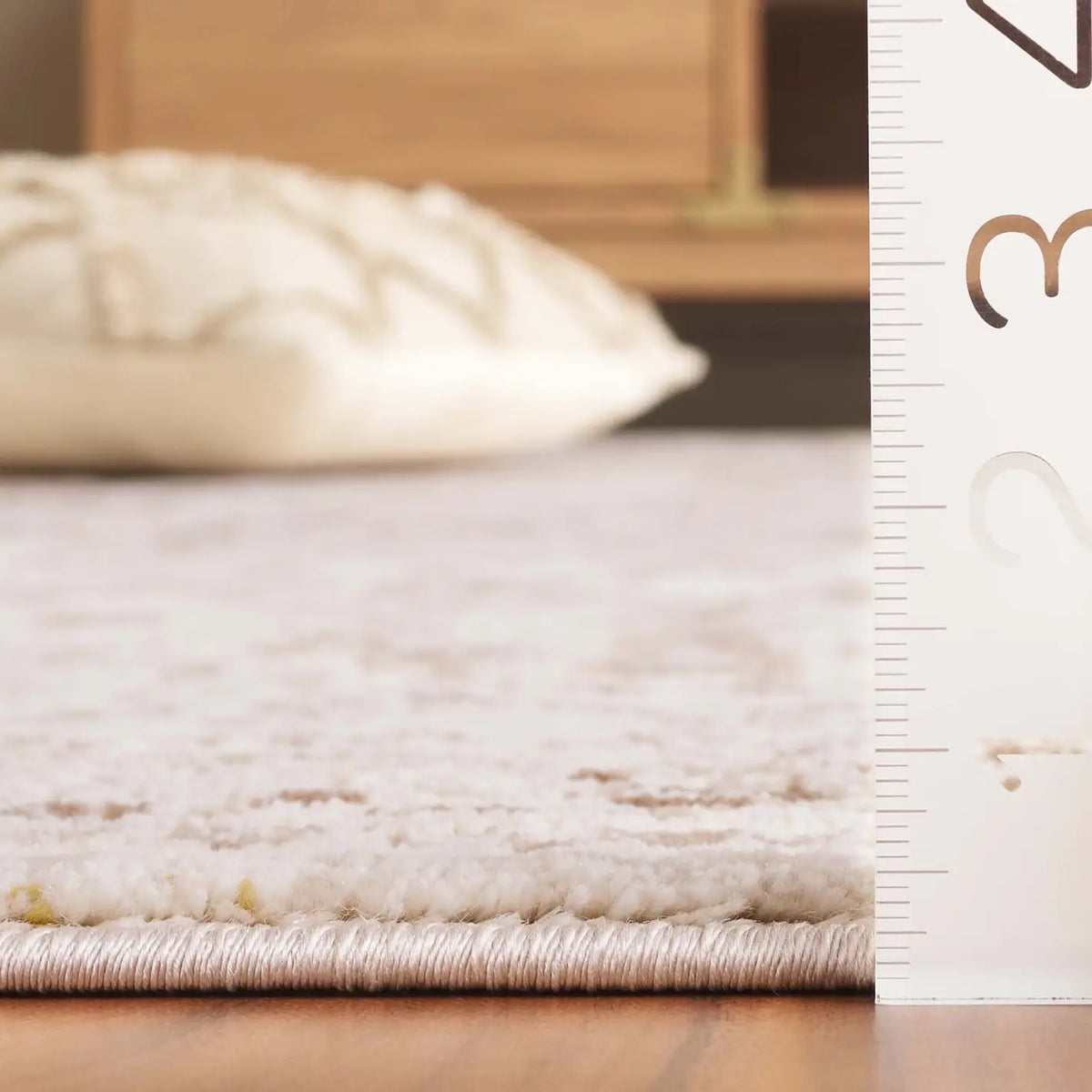 Safavieh Prestige 4'-0" x 6'-0" Rug in Ivory / Beige