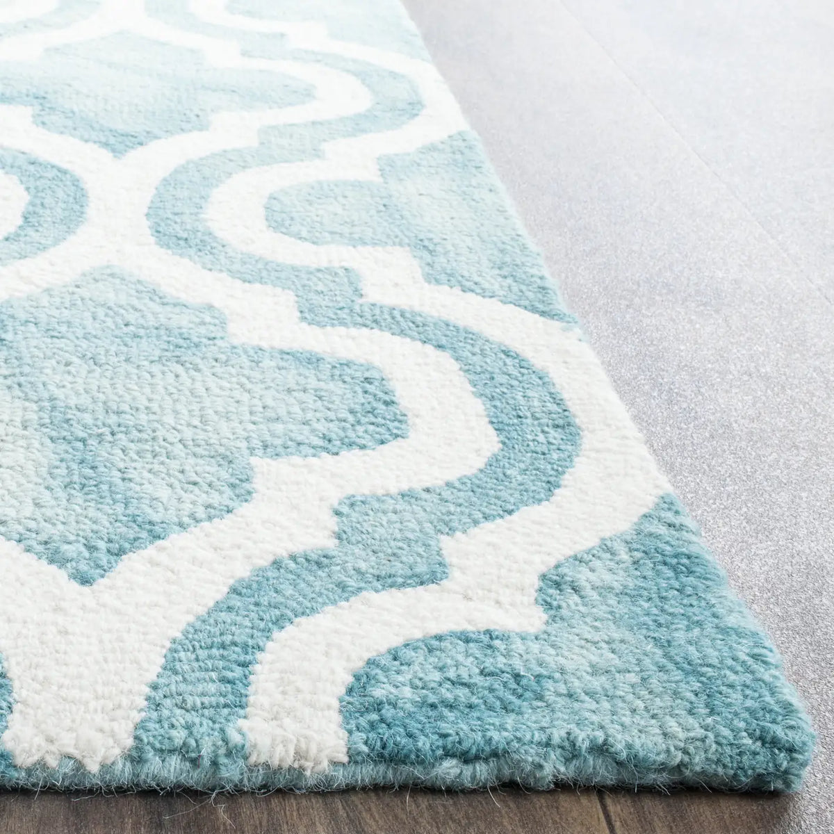 Safavieh Dip Dye 6'-0" x 9'-0" Rug in Turquoise / Ivory