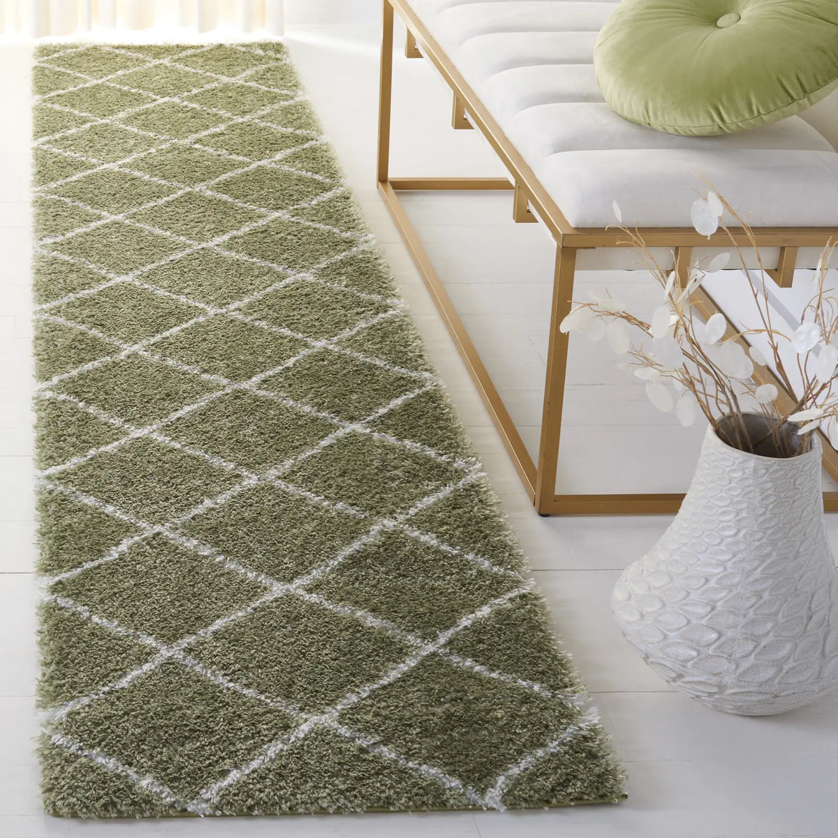 Safavieh Tahoe Shag 2'-0" x 9'-0" Rug in Sage / White