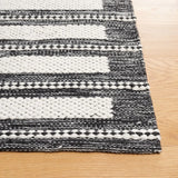 Safavieh Kilim 4'-0" x 6'-0" Rug in Black / Ivory