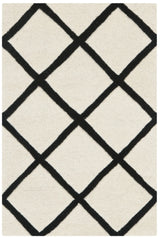 Safavieh Chatham 2'-0" x 3'-0" Rug in Ivory / Black