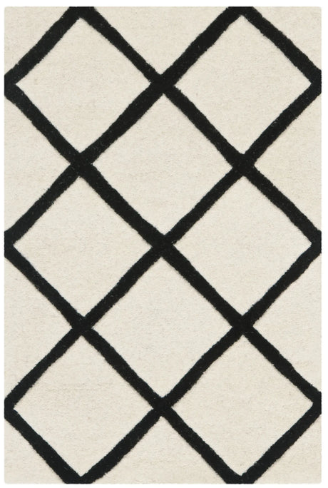 Safavieh Chatham 2'-0" x 3'-0" Rug in Ivory / Black