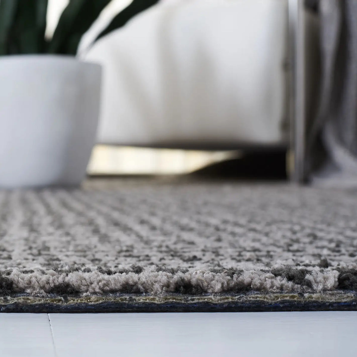 Safavieh Soho 4'-0" x 6'-0" Rug in Charcoal