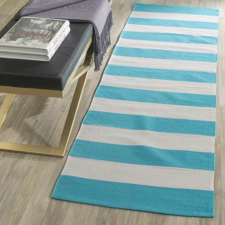 Safavieh Montauk 2'-3" x 7'-0" Rug in Turquoise / Ivory