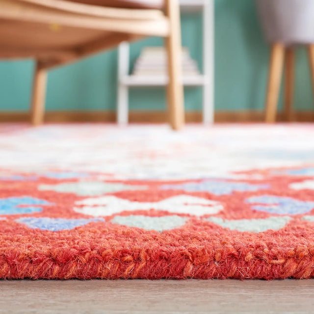 Safavieh Aspen 4'-0" x 6'-0" Rug in Red / Ivory