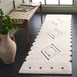 Safavieh Celebrity 800 2'-2" x 8'-0" Rug in Ivory / Black