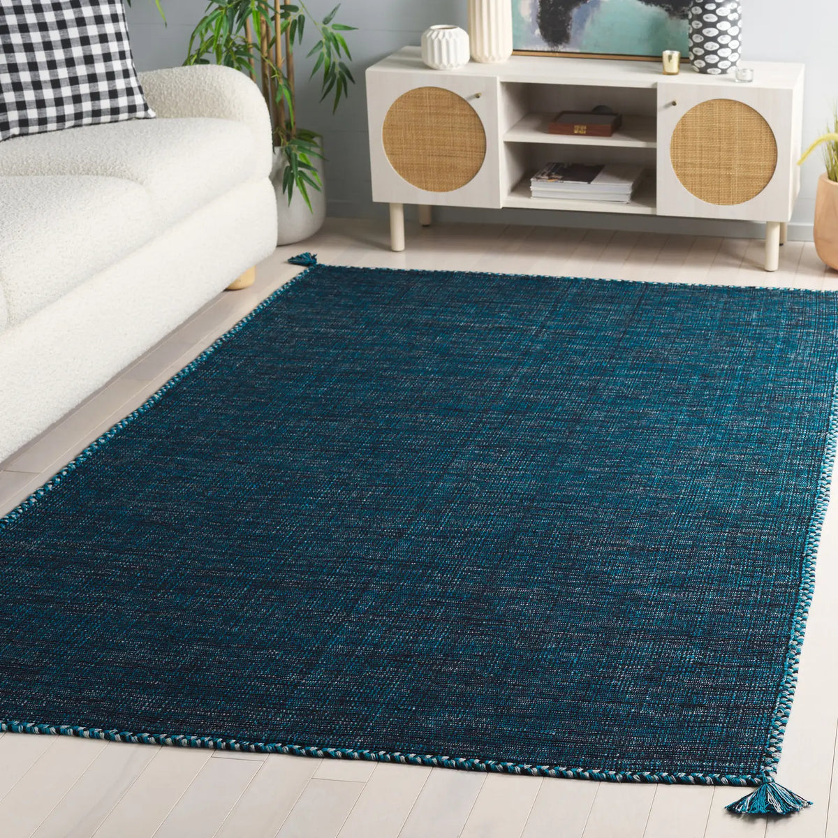 Safavieh Montauk 4'-0" x 6'-0" Rug in Blue / Black