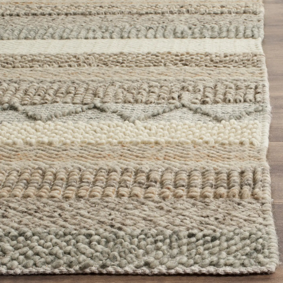 Safavieh Natura 4'-0" x 6'-0" Rug in Beige