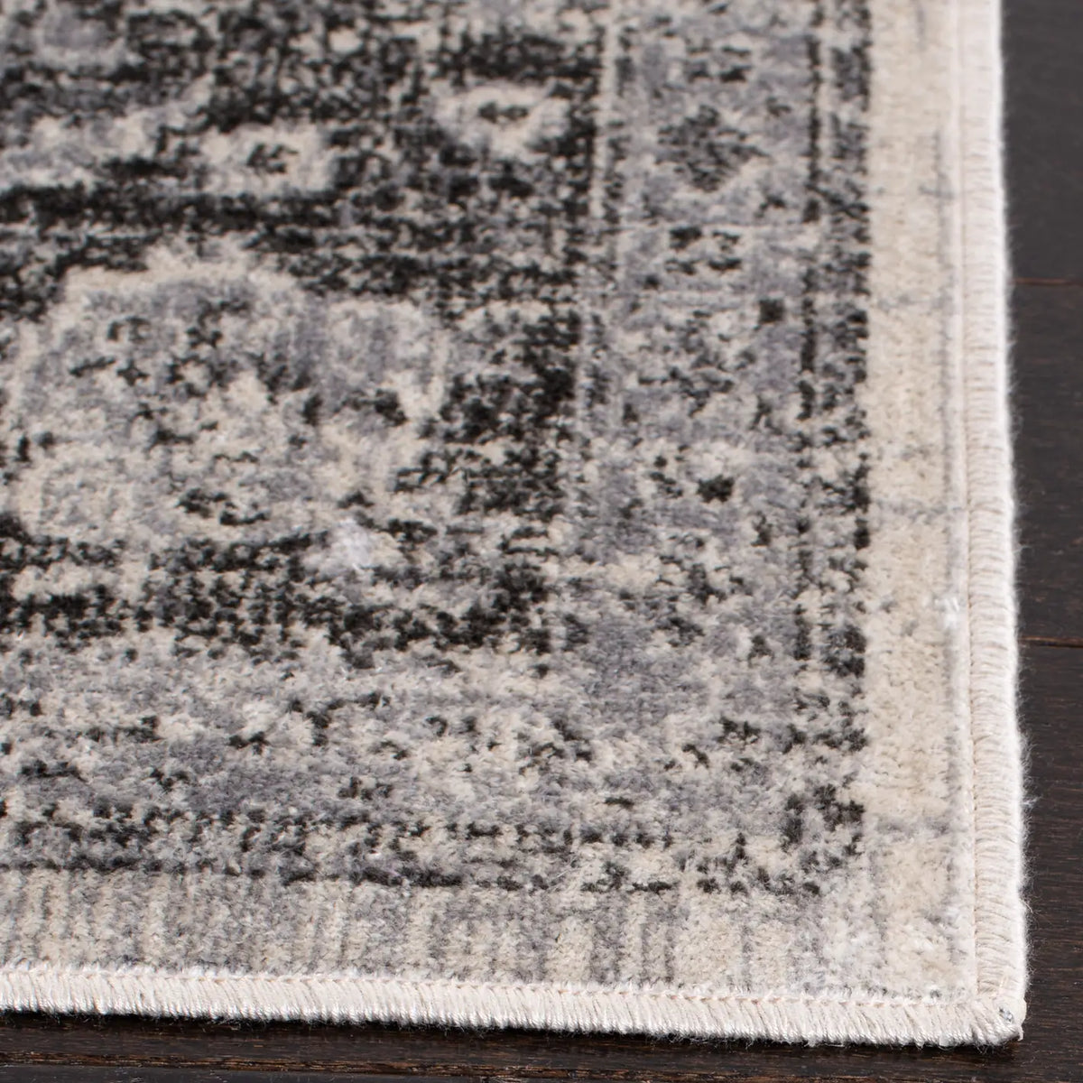 Safavieh Atlas 4'-0" x 5'-7" Rug in Ivory / Grey