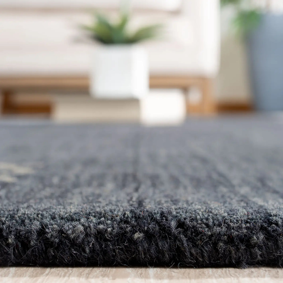 Safavieh Himalaya 4'-0" x 6'-0" Rug in Charcoal
