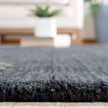 Safavieh Himalaya 4'-0" x 6'-0" Rug in Charcoal