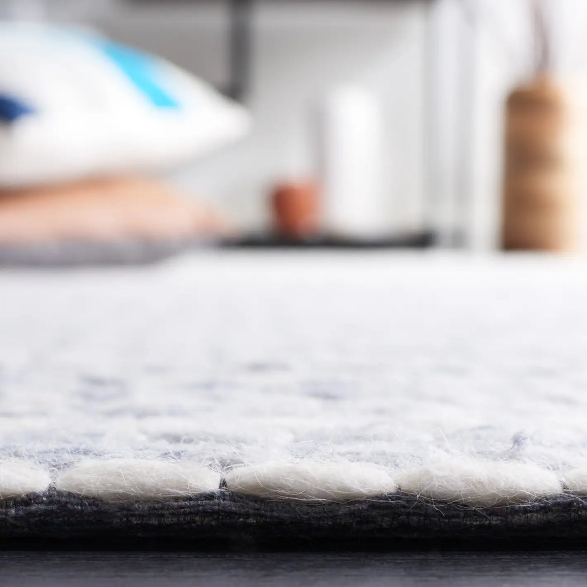 Safavieh Marbella 4'-0" x 6'-0" Rug in Blue / Ivory