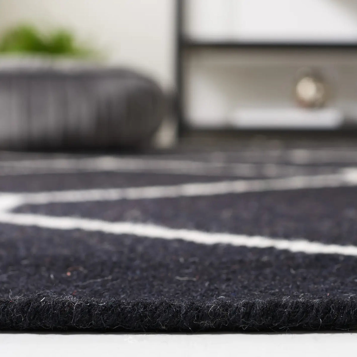 Safavieh Dhurries 4'-0" x 6'-0" Rug in Black / Ivory