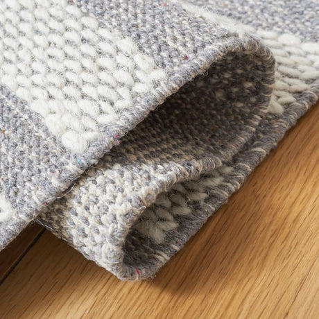 Safavieh Striped Kilim 4'-0" x 6'-0" Rug in Silver / Grey