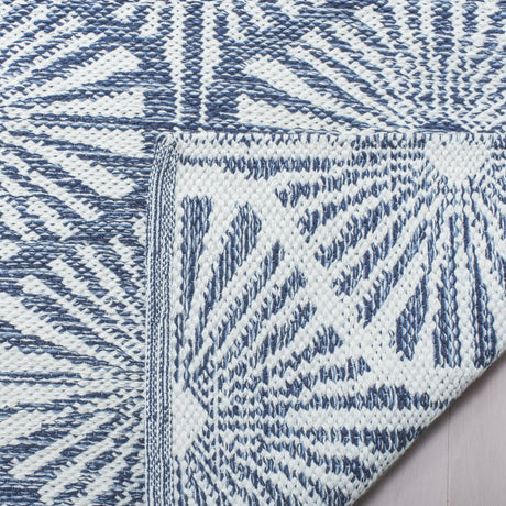 Safavieh Montauk 5'-0" x 8'-0" Rug in Navy / Ivory