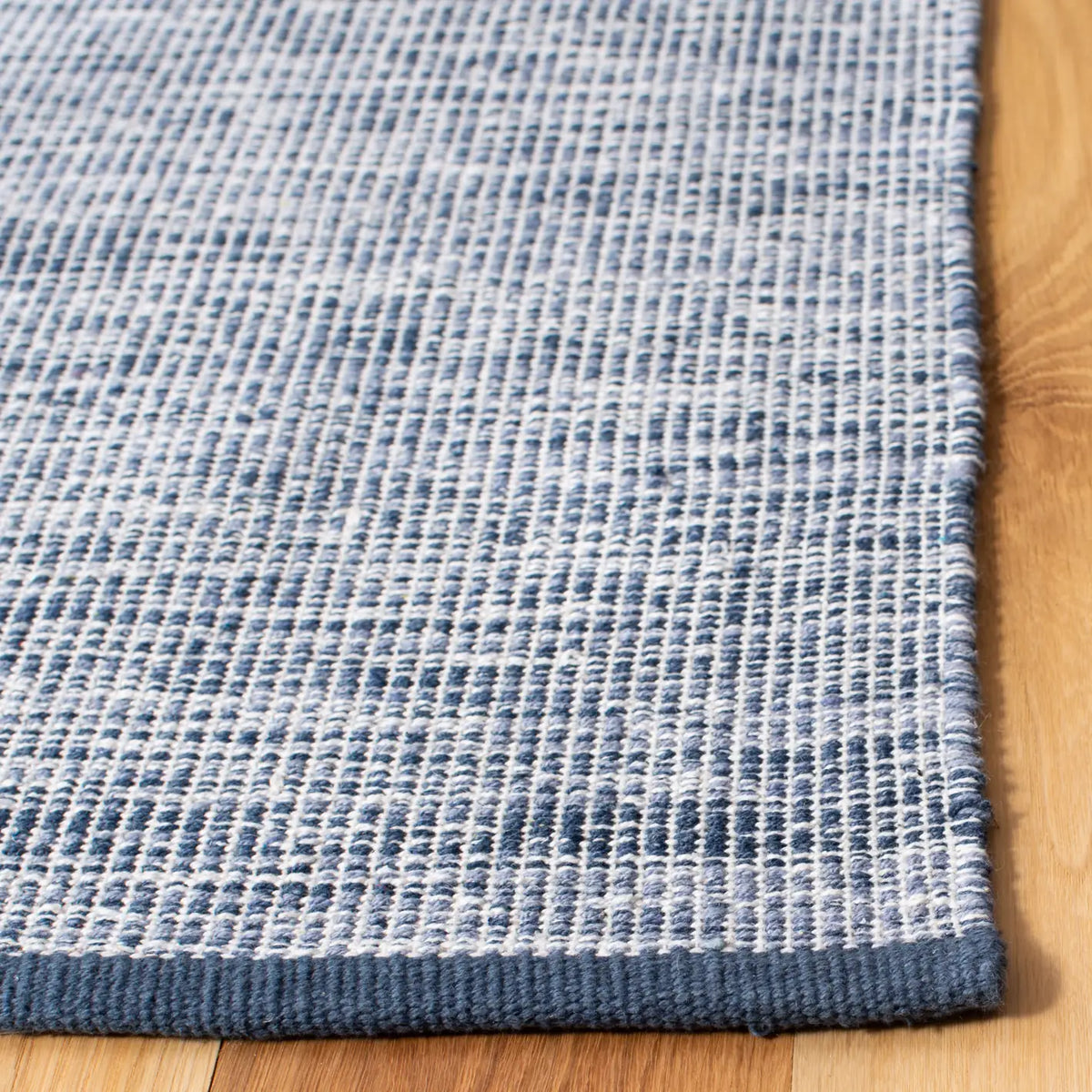 Safavieh Montauk 4'-0" x 6'-0" Rug in Navy / Blue