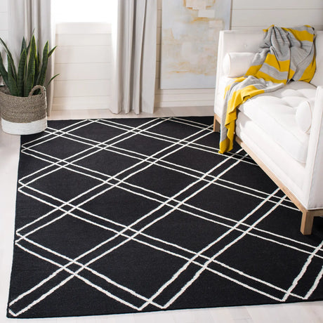 Safavieh Dhurries 6'-0" x 9'-0" Rug in Black / Ivory