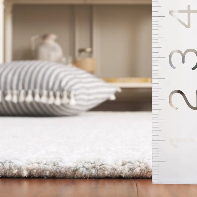 Safavieh Abstract 4'-0" x 6'-0" Rug in Ivory / Sage