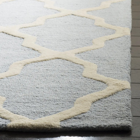 Safavieh Cambridge 5'-0" x 8'-0" Rug in Light Blue / Ivory