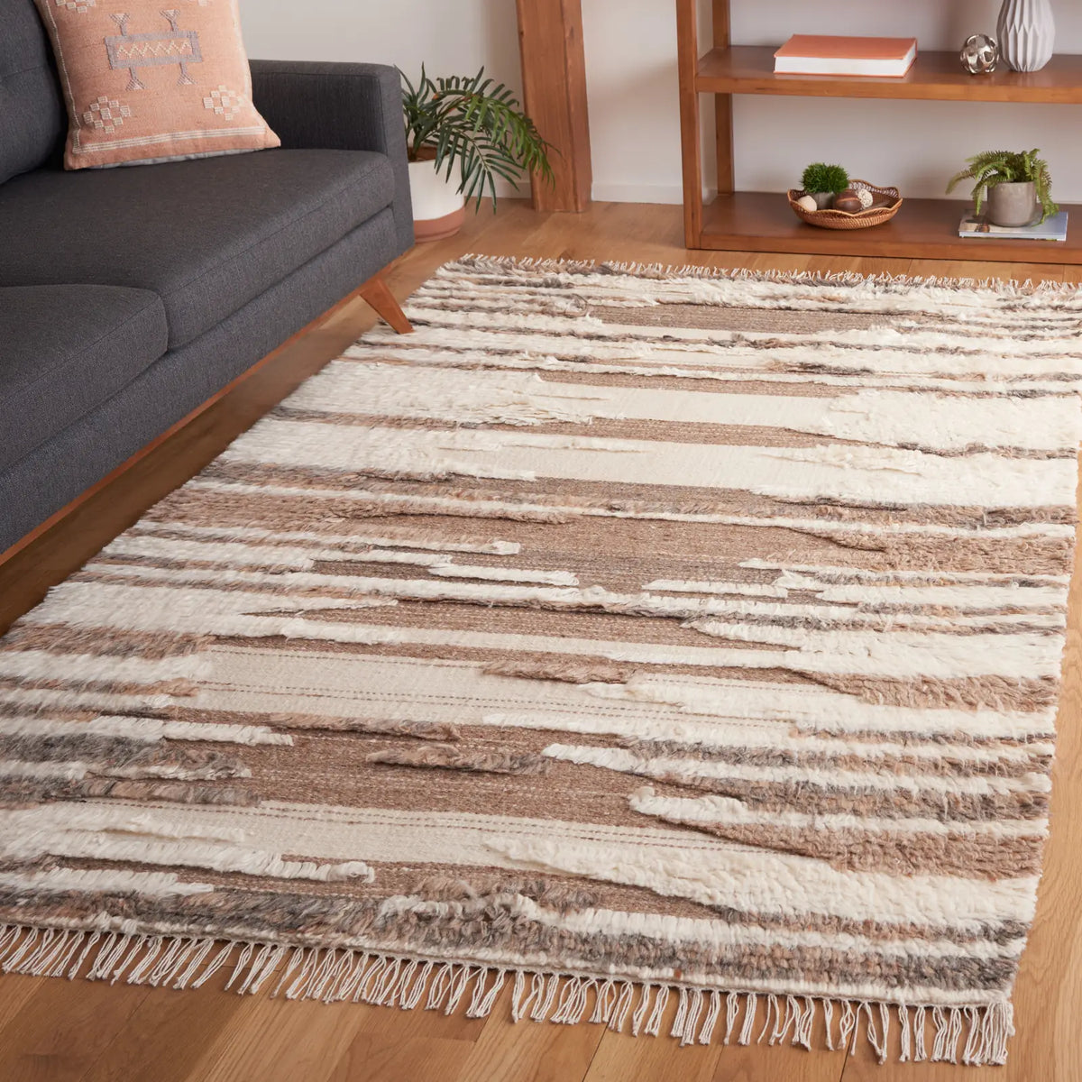 Safavieh Kenya 4'-0" x 6'-0" Rug in Ivory / Brown