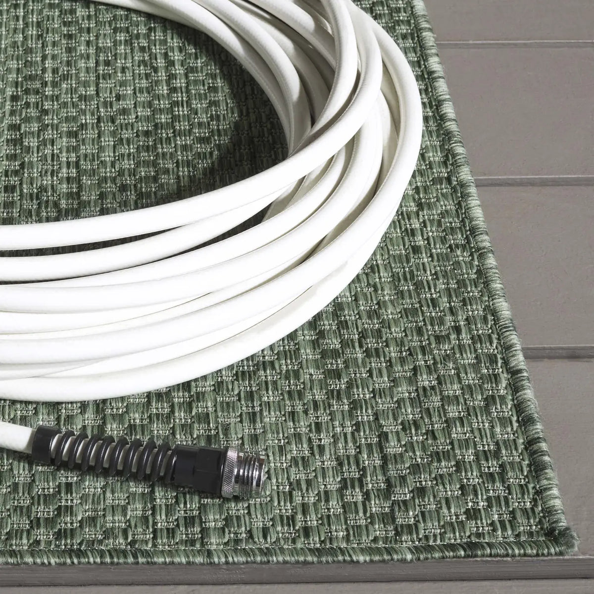 Safavieh Beach House 4'-0" x 6'-0" Rug in Green