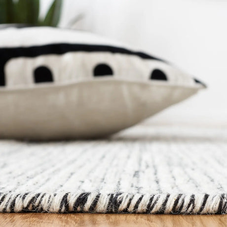 Safavieh Natura 4'-0" x 6'-0" Rug in Ivory / Black