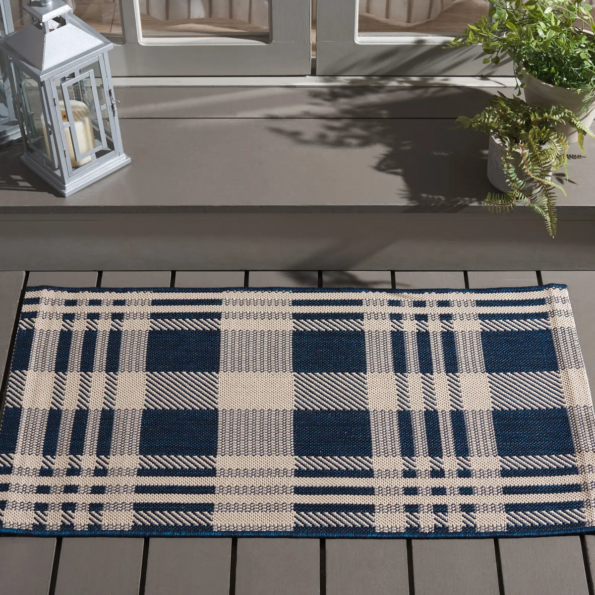 Safavieh Courtyard 2'-0" x 3'-7" Rug in Navy / Beige