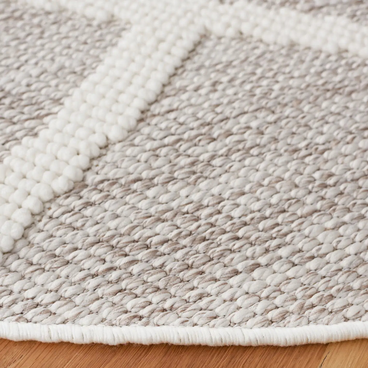 Safavieh Lotus 6'-7" x 6'-7" Rug in Beige / Ivory