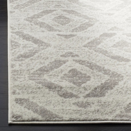 Safavieh Skyler 5'-1" x 7'-6" Rug in Ivory / Grey