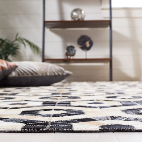 Safavieh Studio Leather 4'-0" x 6'-0" Rug in Black / Beige