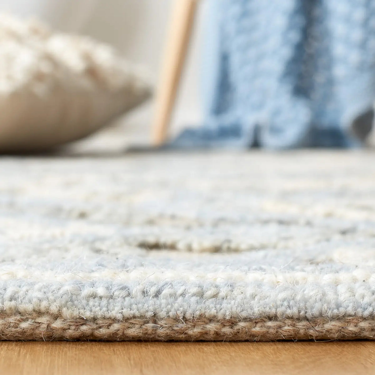 Safavieh Trace 4'-0" x 6'-0" Rug in Beige / Silver