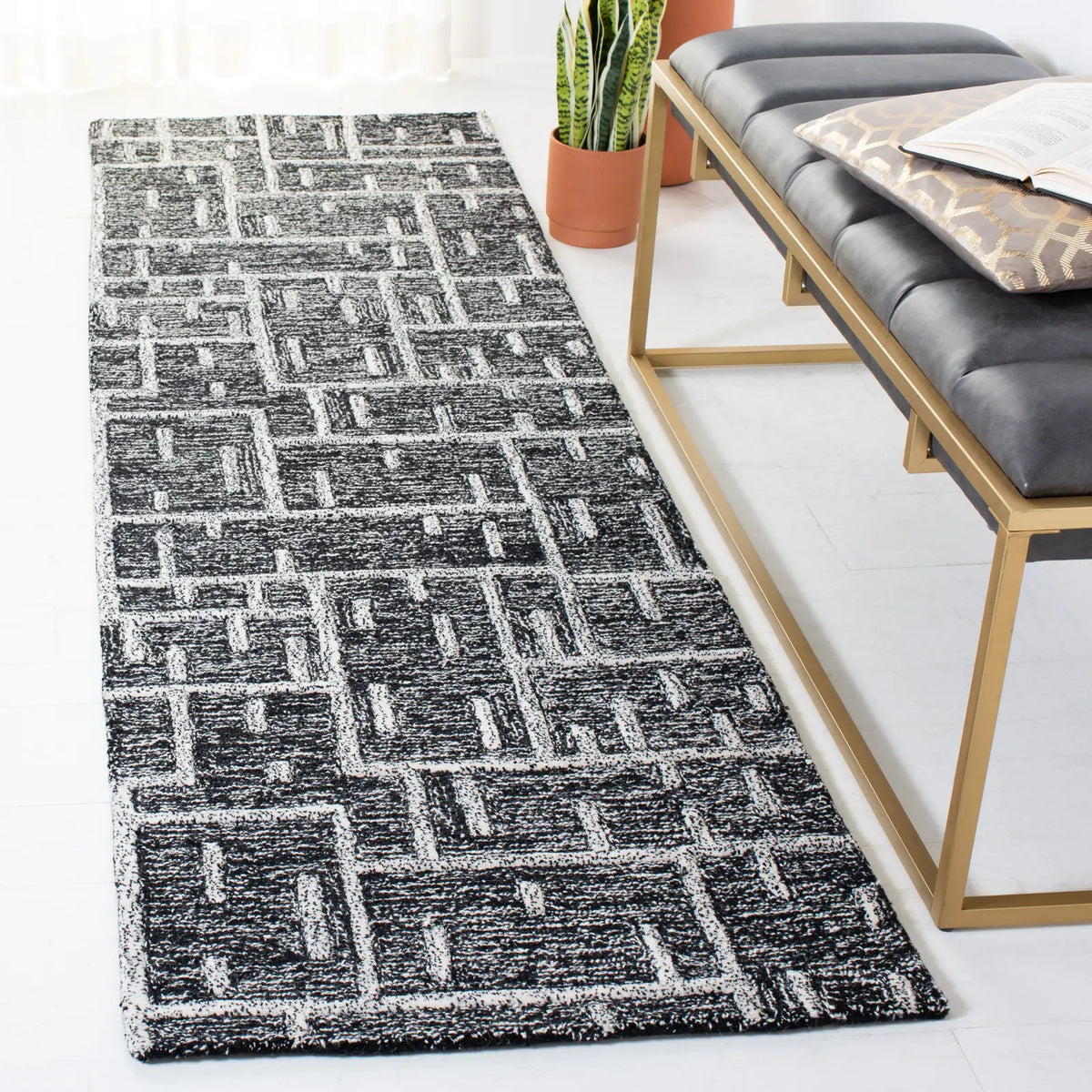 Safavieh Cambridge 2'-3" x 8'-0" Rug in Black / Ivory