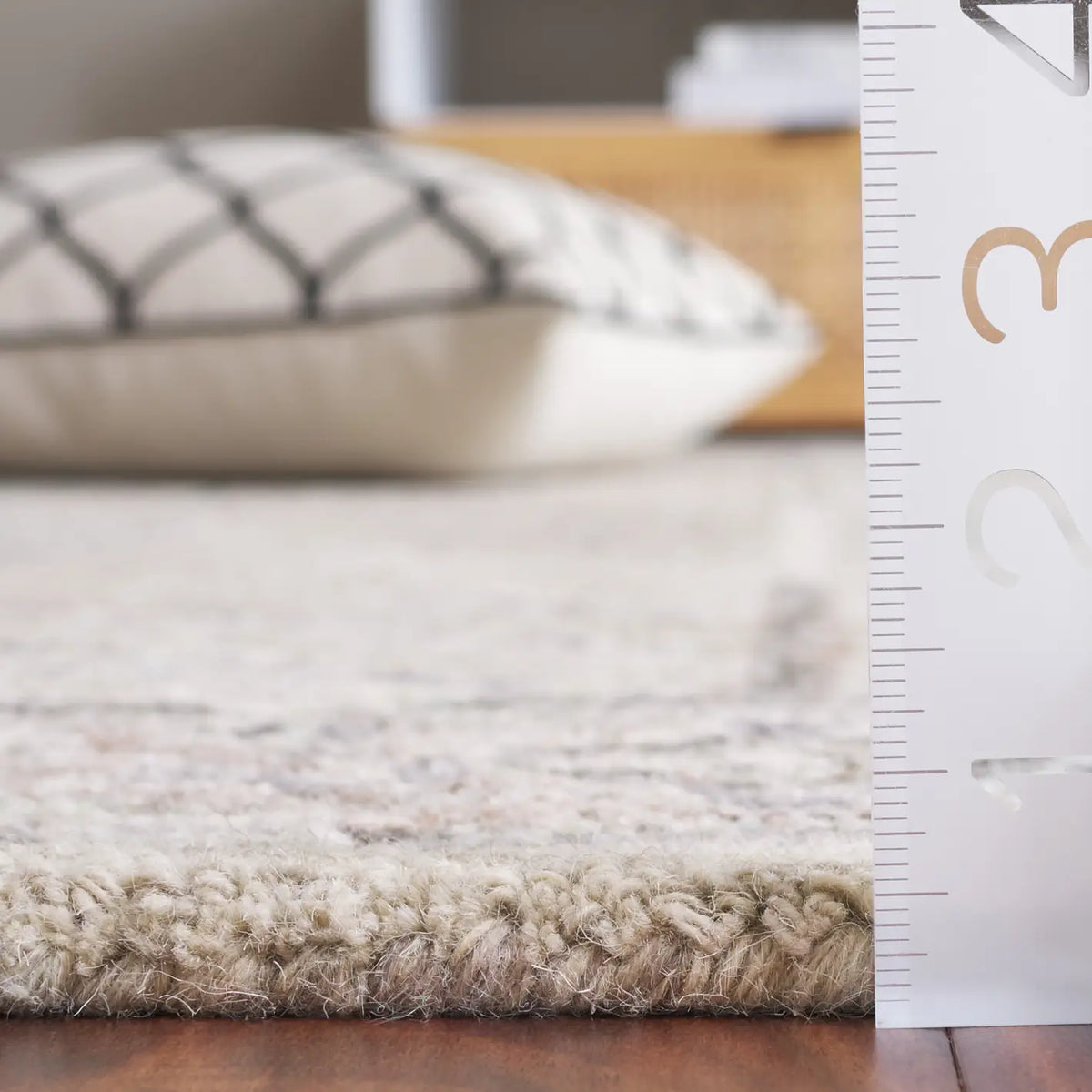 Safavieh Metro 4'-0" x 6'-0" Rug in Grey / Ivory
