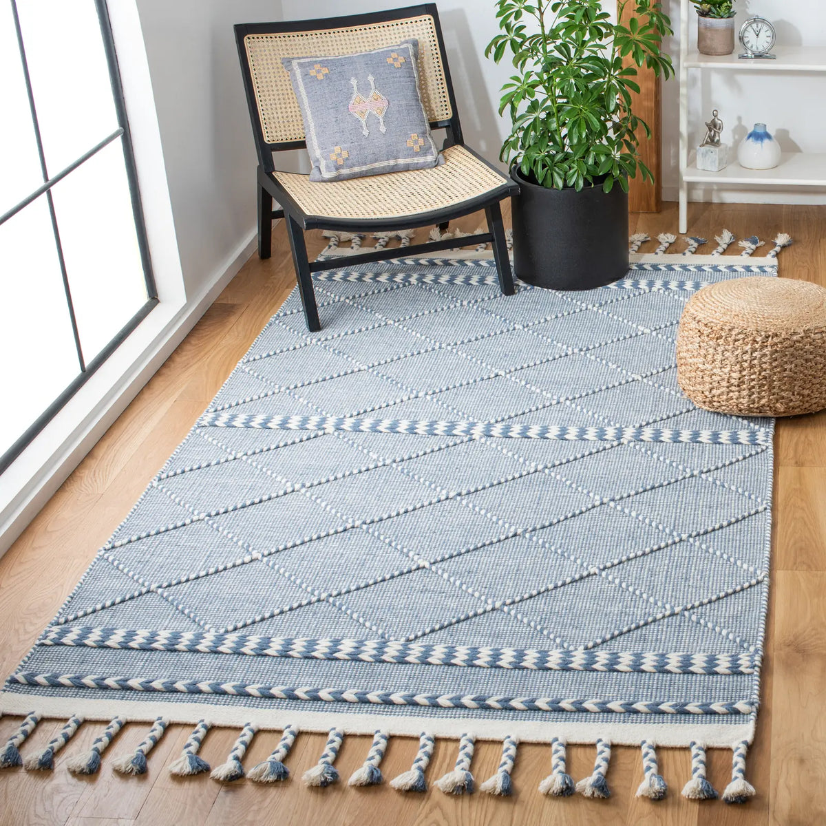 Safavieh Casablanca 4'-0" x 6'-0" Rug in Blue / Ivory