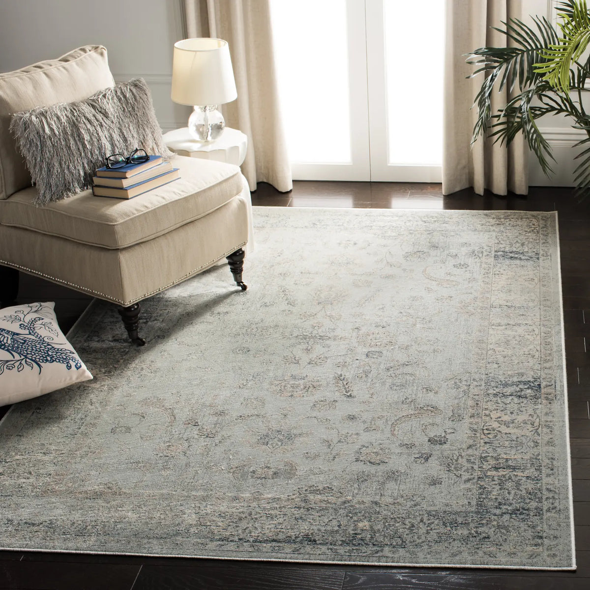 Safavieh Vintage 4'-0" x 5'-7" Rug in Light Blue