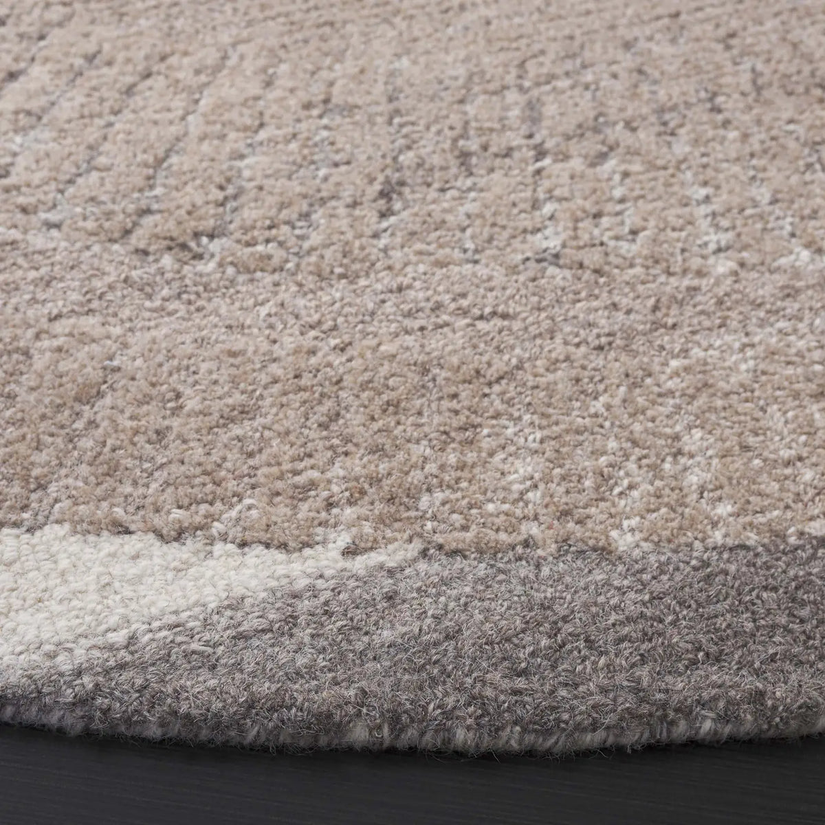 Safavieh Ebony 6'-0" x 6'-0" Rug in Beige / Ivory