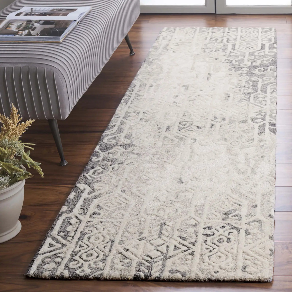 Safavieh Ebony 2'-3" x 9'-0" Rug in Silver / Ivory