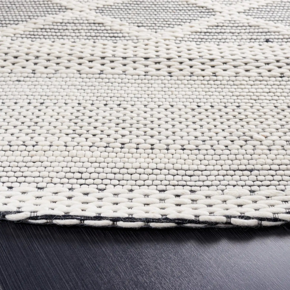 Safavieh Vermont 6'-0" x 6'-0" Rug in Ivory / Black