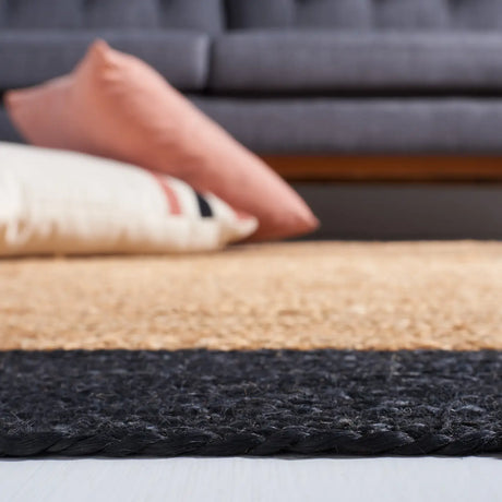Safavieh Natural Fiber 4'-0" x 6'-0" Rug in Natural / Black